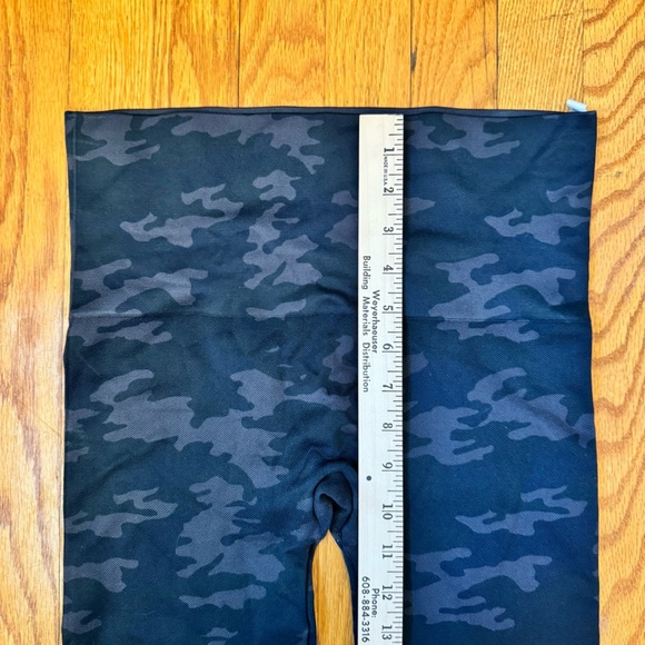 SPANX Look At Me Now Cropped Camo Seamless Leggings Women’s Large - Picture 5 of 6